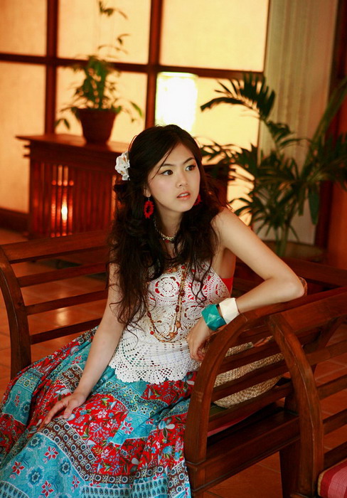 裙摆摇摇的美女