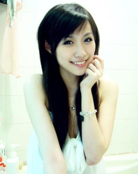 清纯可爱的漏沟美女性感自拍