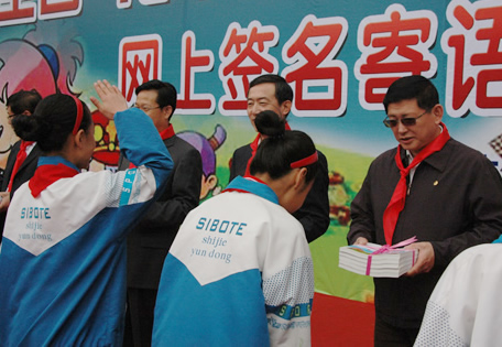 活动现场,向小学生赠送了《中华是我家》优秀童谣图书